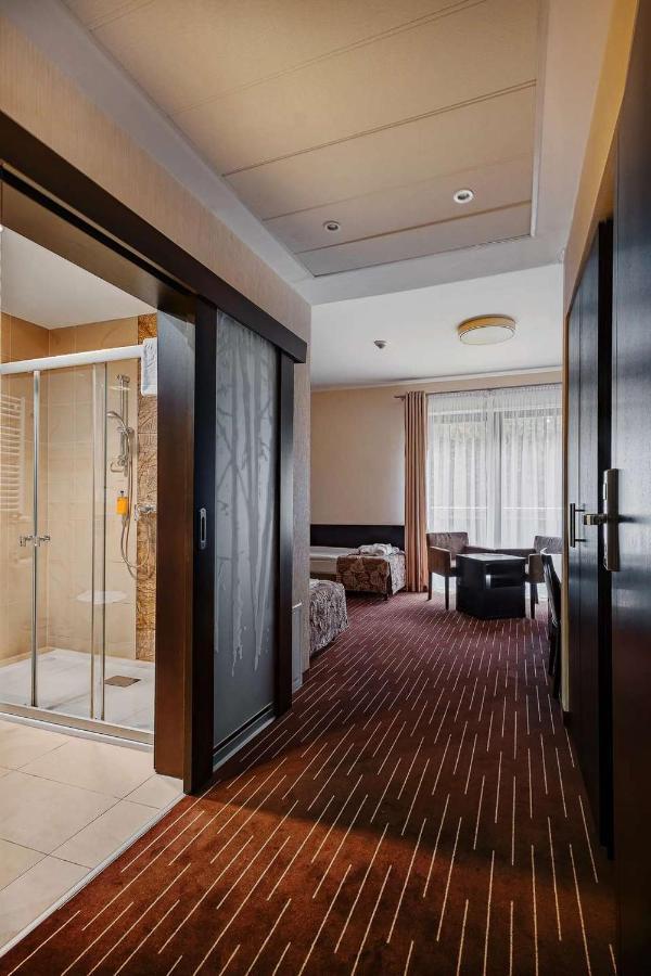 Hotel Uroczysko Cedzyna Екстериор снимка