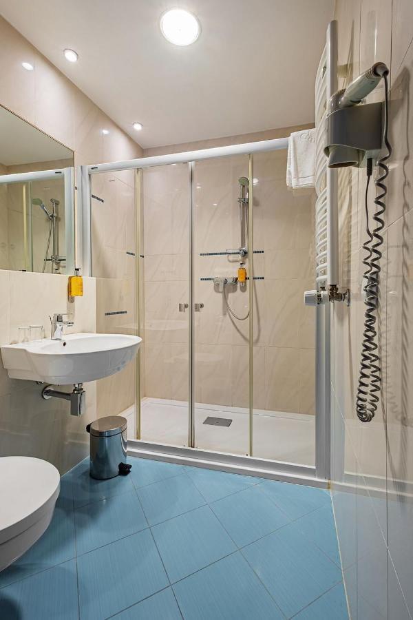Hotel Uroczysko Cedzyna Екстериор снимка